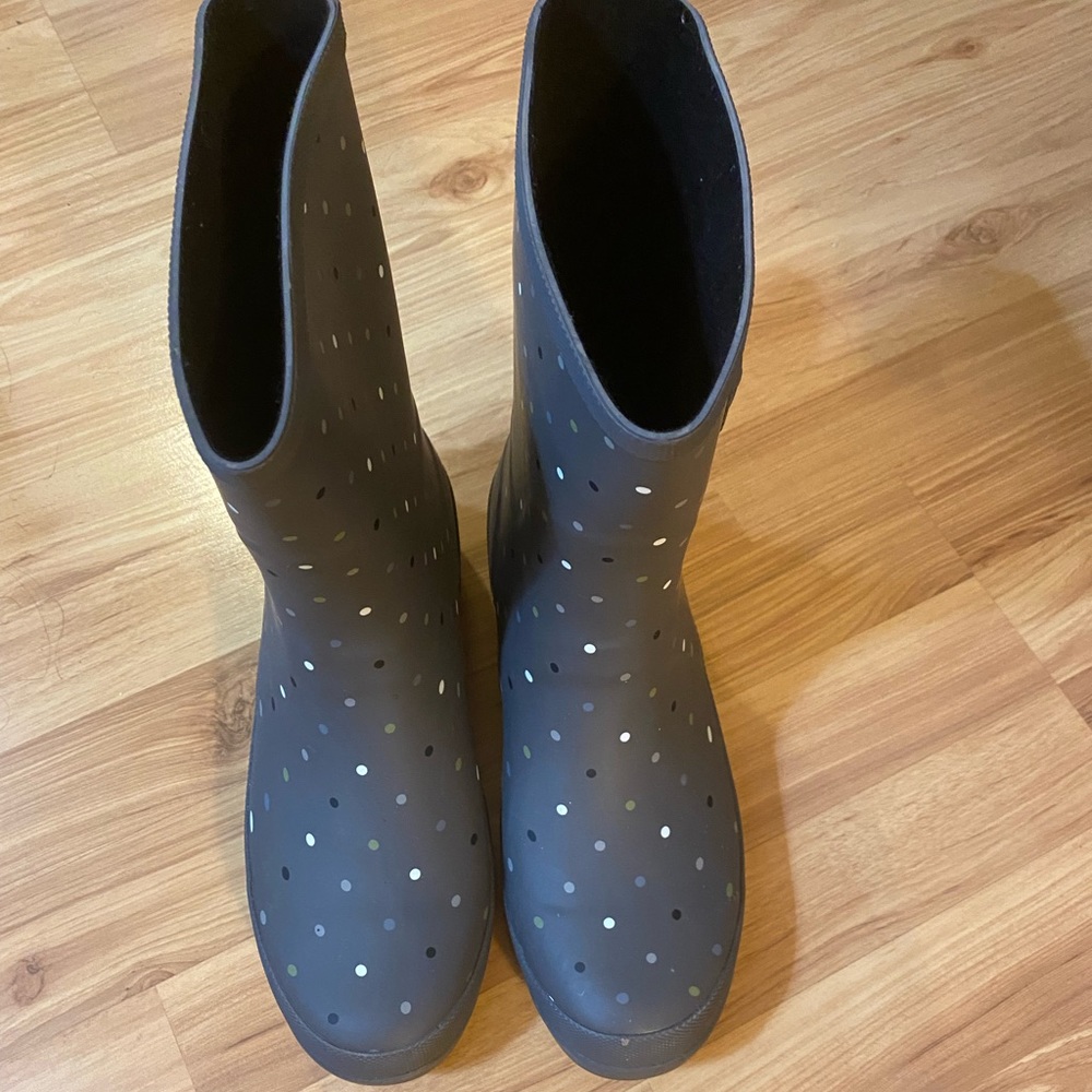 Perfect for rain and stormy weather. Chooka rubber boots… like new…